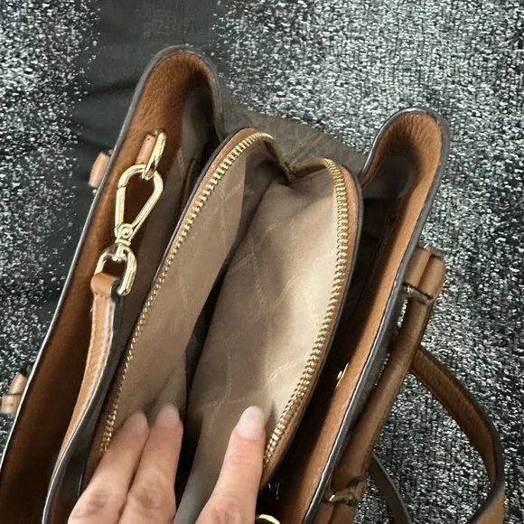 Michael Kors monogram crossbody/tote - Picture 6 of 9